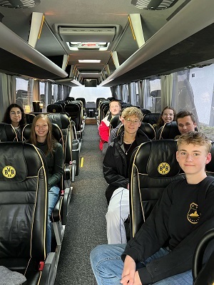 Mit dem BVB-Mannschaftsbus zur Uni nach Iserlohn