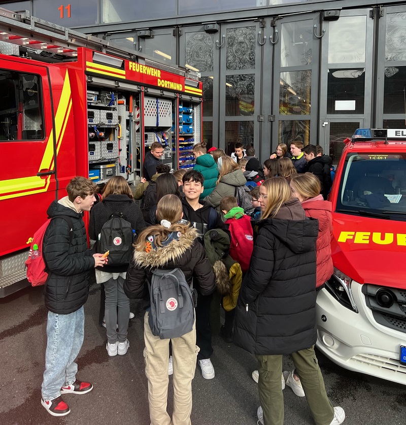Die Schulsanis besuchen die Feuer- und Rettungswache 1 der Berufsfeuerwehr Dortmund