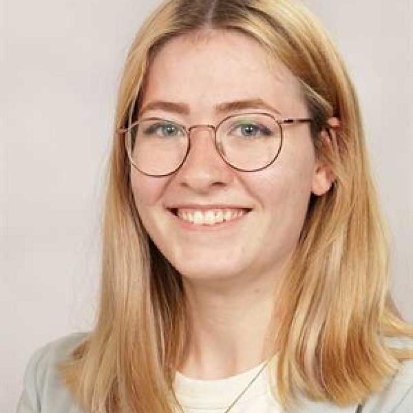 Stoetzel, Julia